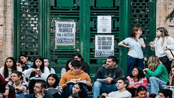 Universidades argentinas marchan contra recortes del presidente Milei