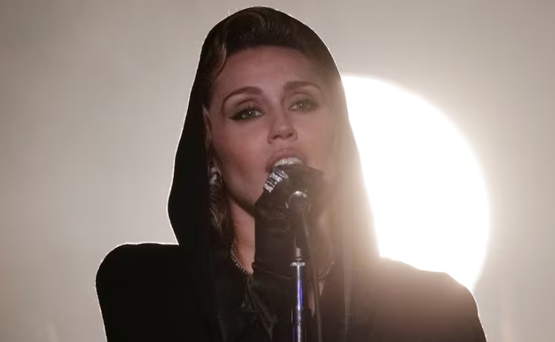Miley Cyrus estrena su nuevo álbum con una actuación sorpresa en un evento de TikTok
