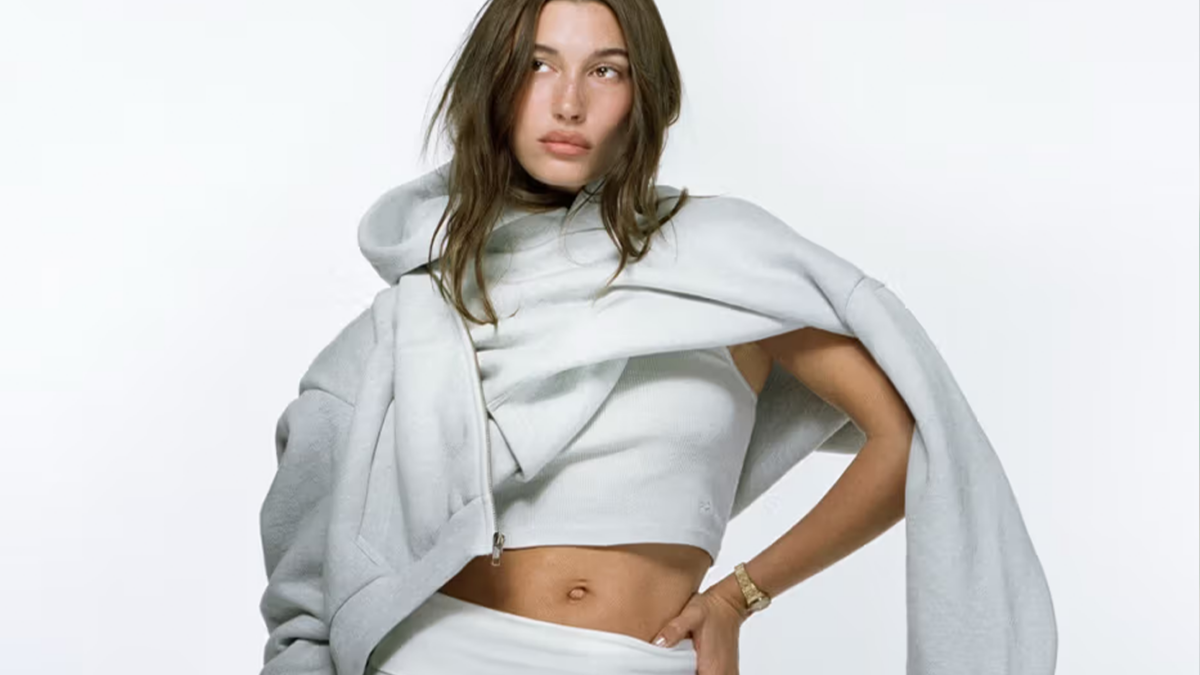 Justin Bieber convierte a su esposa en la primera estrella de la campaña para su marca SKYLRK: combina la estética minimalista con el estilo de Hailey