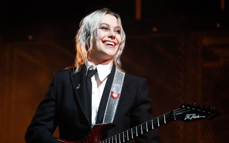 Cantante Phoebe Bridgers prohíbe los teléfonos móviles en su próxima gira
