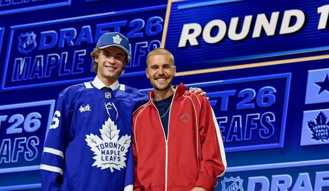 Justin Bieber muestra sus dotes deportivos en el Fanatics Fest previo a la final del Mundial