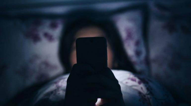 Riesgos de usar el teléfono antes de dormir