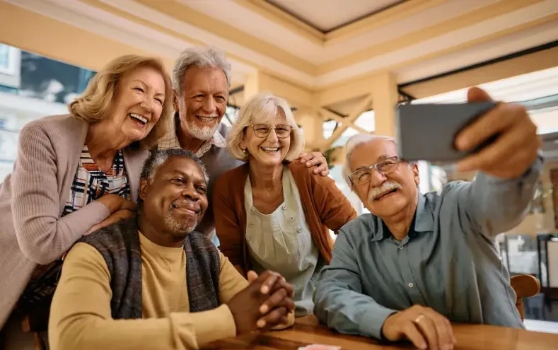 Las personas mayores que socializan viven más tiempo