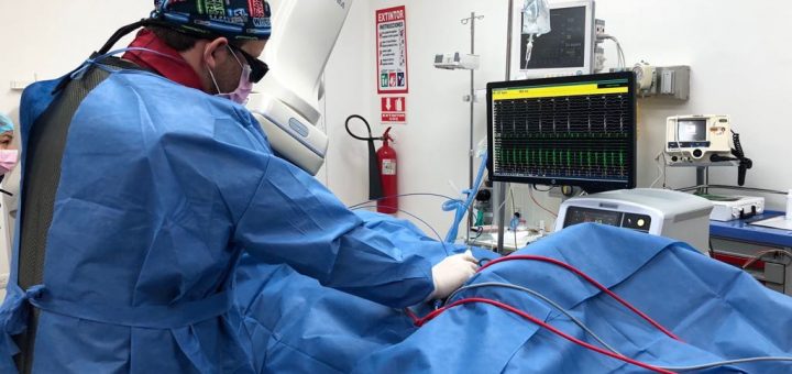 Equipo médico en el proceso operatorio