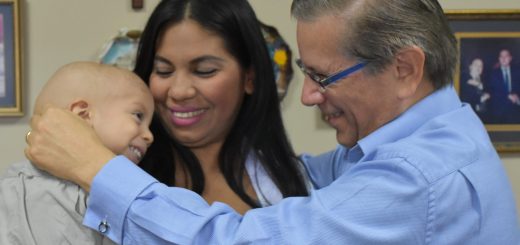 El pequeño Danielito Vera, junto a su madre, Alejandra Paredes y Pascual del Cioppo, presidente de fundación Teletón por la Vida.