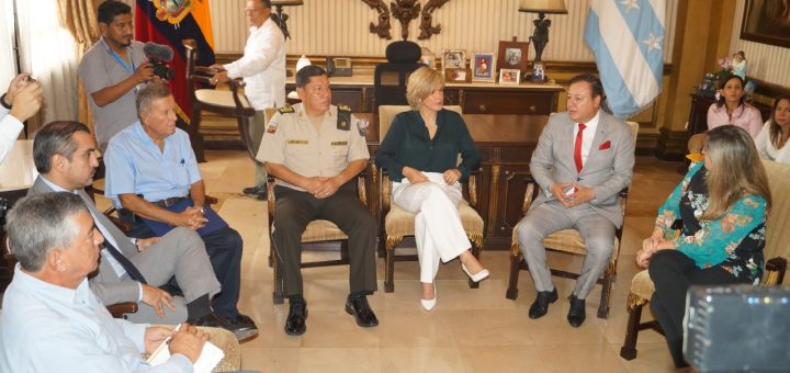 Encuentro histórico entre las autoridades del Gobierno Central y la Alcaldía de Guayaquil para definir líneas estratégicas conjuntas que permitan a la urbe más grande del país ser también la más segura.