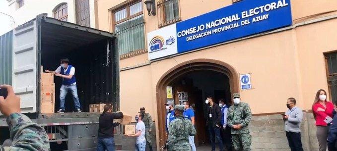 El Consejo Nacional Electoral inició la entrega del material para los comicios, que bajo fuertes controles de bioseguridad, se realizarán el domingo 7 de febrero.