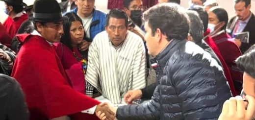 El ministro de Gobierno, Francisco Jiménez, estrecha la mano del presidente de la Confederación de Nacionalidades Indígenas del Ecuador, Leonidas Iza