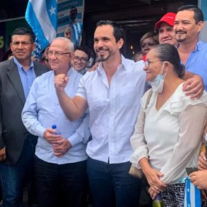 Jonathan Parra, con guayabera blanca, junto a Octavio Villacreses, Amparo Guillén y atrás de ella Gastón Bustamante. 