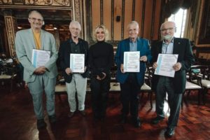 Constan: Erwin Neher, Richard Shrock, Richard Roberts y Aaron Ciechanover. En el centro la alcaldesa Cynthia Viteri.