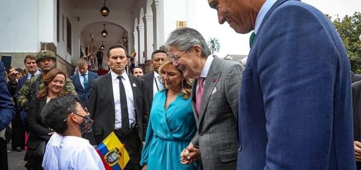 El presidente Pedro Sánchez (derecha) durante un recorrido por el Centro Histórico de Quito. Lo acompañan Guillermo Lasso y su esposa, María de Lourdes Alcivar.