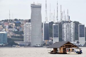 Guayaquil visto desde el río Guayas.