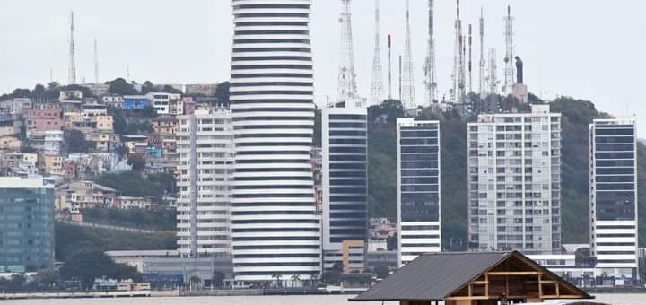 Guayaquil visto desde el río Guayas.