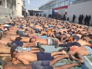 El mandatario Guillermo Lasso también compartió esta foto donde se observa a los reos recostados en los patios de la Penitenciaría sometidos por policías y militares.