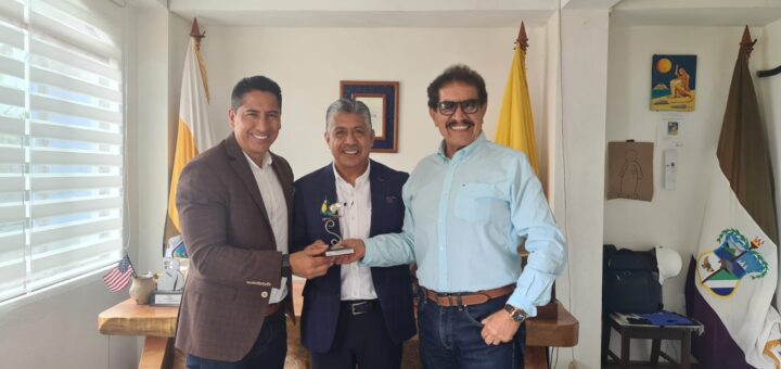 En el orden acostumbrado; el presidente de AME, Franklin Galarza; el alcalde Santa Cruz, Ángel Yánez; y el vicepresidente de la citada entidad, Wilfrido Carrera.