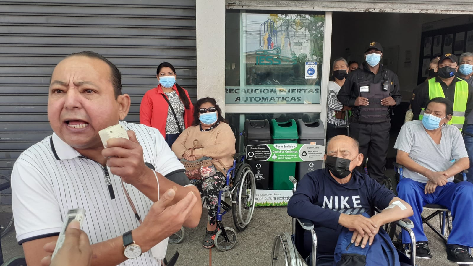 Pacientes de diálisis del IESS se quejan por la falta de insumos y ...