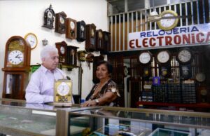 El matrimonio Coello-Sánchez atendió a sus clientes en la relojería Electrónica más de 4 décadas.
