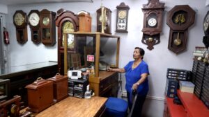 Su esposa, Marcia Sánchez, cuida de los relojes como un tesoro.
