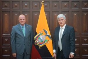 El vicepresidente Alfredo Borrero con Juan Pablo Uribe, director de Salud del BM.