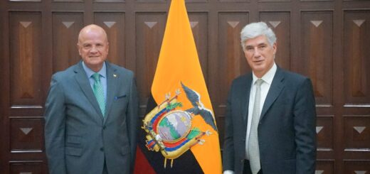 El vicepresidente Alfredo Borrero con Juan Pablo Uribe, director de Salud del BM.