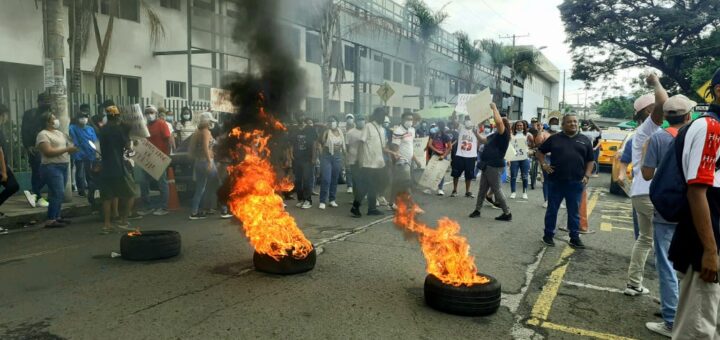 Con carteles, gritos y la quema de llantas, los empleados y exempleados demandaron su derecho a la remuneración.