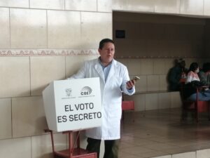 Ecuador Montenegro, ejerció su derecho al voto en horas de