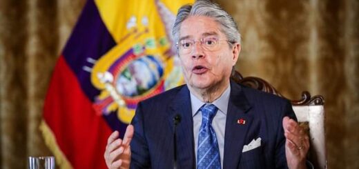El presidente Guillermo Lasso cumpliendo normalmente con sus labores, pese al anunciado juicio, según indicó en un comunicado.