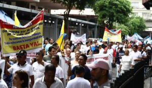 Marcha de los vendedores de la Bahía exigiendo al Gobierno que fortalezca sus planes de seguridad.