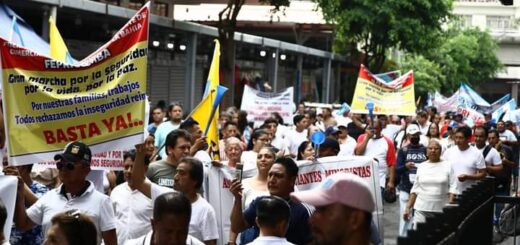 Marcha de los vendedores de la Bahía exigiendo al Gobierno que fortalezca sus planes de seguridad.