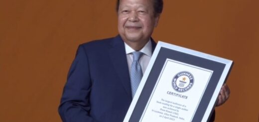 Prem Rawat con el reconocimiento de Ginness.