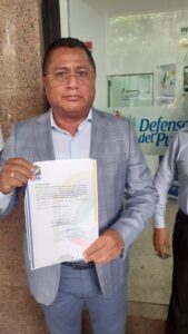 Agustín Lindao, titular de la RED, luego de entregar el documento en la Defensoría del Pueblo de Guayaquil.