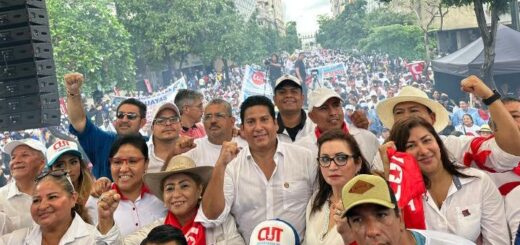 La marcha de la CUT pasó por varias calles de Guayaquil y culminó en la plaza San Francisco con el discurso de varios líderes sindicales.