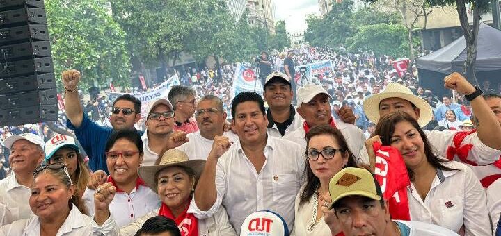 La marcha de la CUT pasó por varias calles de Guayaquil y culminó en la plaza San Francisco con el discurso de varios líderes sindicales.