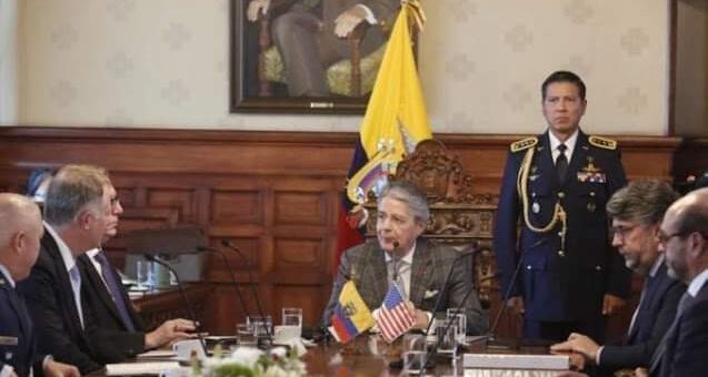 Imagen de archivo del 22 de junio de 2023, en una reunión entre el presidente Guillermo Lasso y representantes del Gobierno de Estados Unidos.