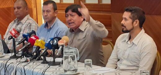 Los productores bananeros, por intermedio de Segundo Solano (tercero desde la izquierda), exigieron al Gobierno que tome medidas ante la llegada de El Niño.