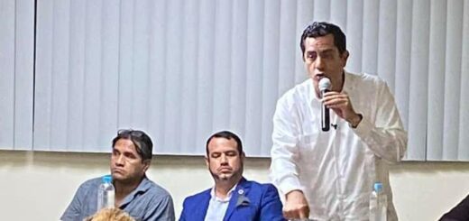 El candidato a la Presidencia de la República, Xavier Hervas (de pie), exponiendo sus ofertas de campaña.