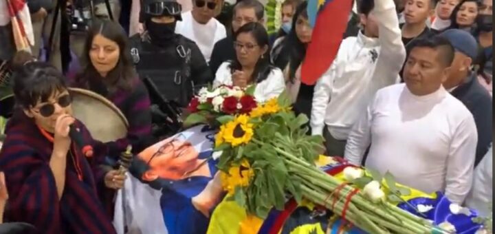 Con oraciones, el puño en alto y flores, sus seguidores pasaron por el féretro, cubierto por una bandera con el nombre de su movimiento y una fotografía de su rostro.