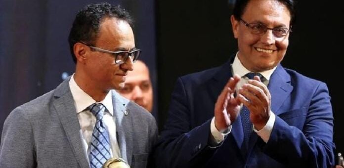 Christian Zurita a la izquierda de su amigo y colega Fernando Villavicencio años atrás recibiendo un premio por una investigación de corrupción durante el correísmo.