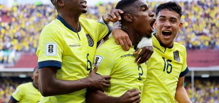 Ecuador ganó a Uruguay con doblete de Félix Torres (centro de la gráfica).