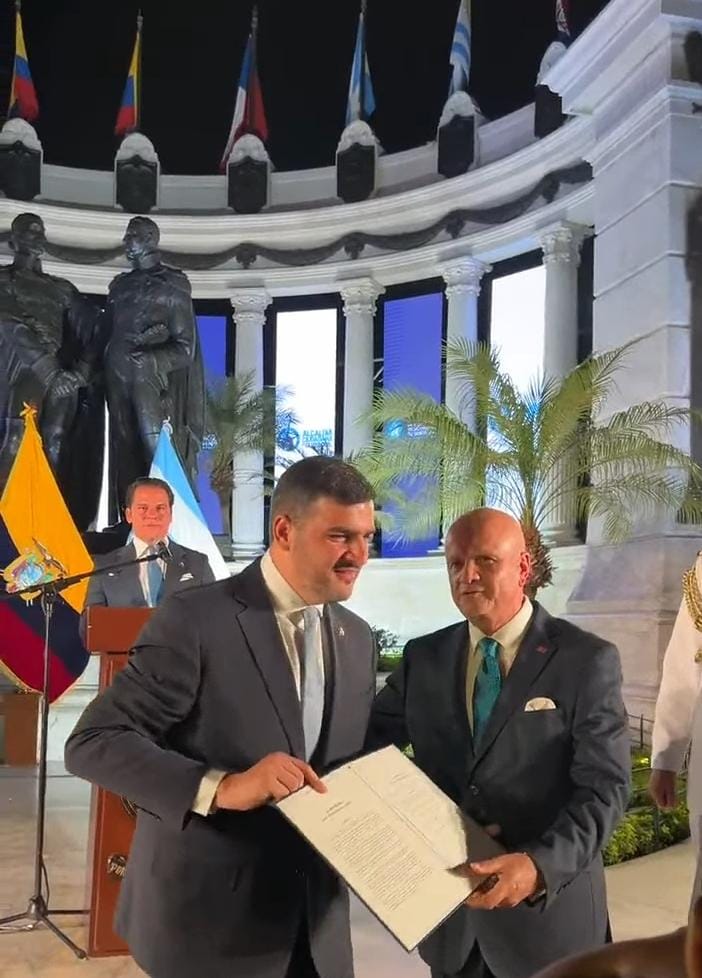 Momentos en que el Alcalde Aquiles Álvarez (izquierda) recibía del Vicepresidente Alfedo Borrero el documento que faculta al Municipio manejar las competencias del Parque Samanes.