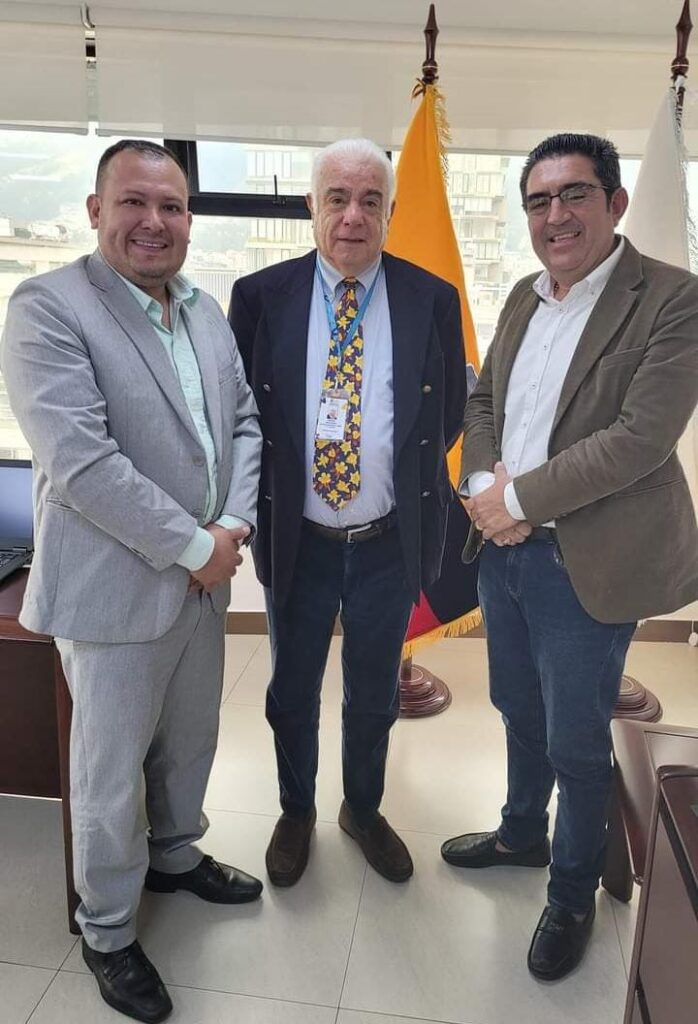 De izquierda a derecha. El asesor jurídico de Cetrapep, Rafael Ponce; el ministro de Energía, Fernando Santos; y Jinsop Martínez, titular del Comité.