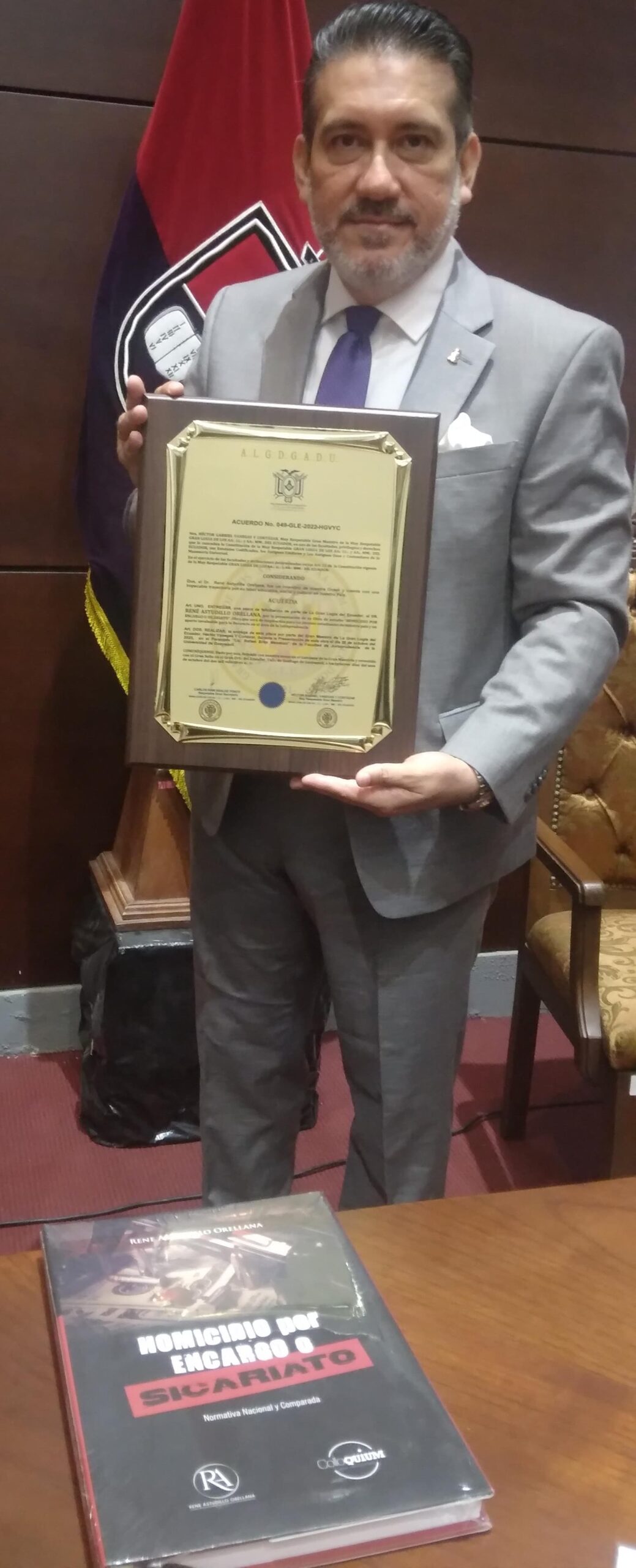 El escritor de "Homicidio por Encargo o Sicariato", René Astudillo, además recibió un reconocimiento de la Gran Logia de Ecuador.