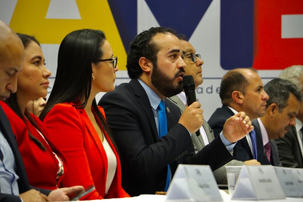 Patricio Maldonado, titular de AME, junto a otros alcaldes durante el reclamo que hicieron por la reducción en sus asignaciones.