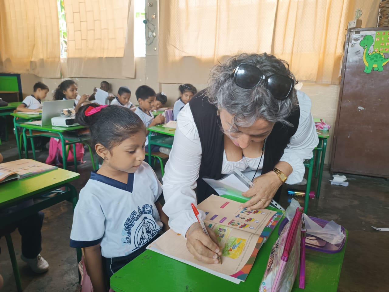 Maestra inspira a sus estudiantes a través de la música | Ecuador