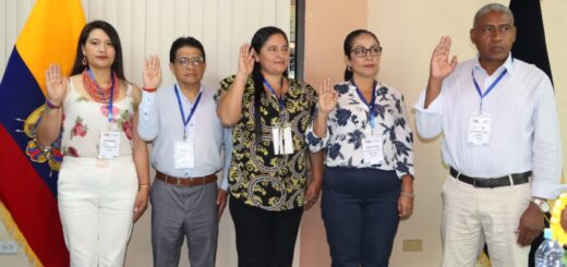 Observamos a los alcaldes: Verónica Sánchez (Pedro Moncayo), Luis Suqui (San Miguel de los Bancos), Ligia Caiza, (presidenta Regional 2 AME de C. J. Arosemena Tola), Shirma Cortés (Orellana); y a los vocales Oscar de la Cruz (El Chaco).