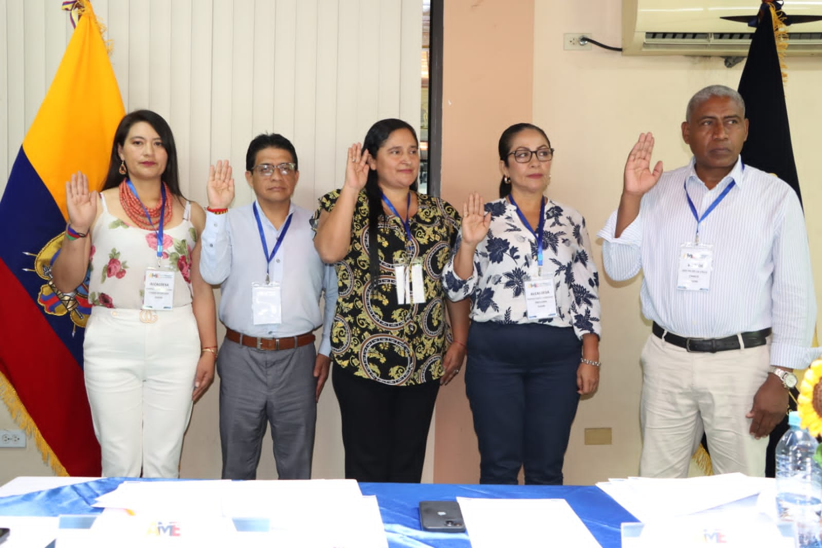 Observamos a los alcaldes: Verónica Sánchez (Pedro Moncayo), Luis Suqui (San Miguel de los Bancos), Ligia Caiza, (presidenta Regional 2 AME de C. J. Arosemena Tola), Shirma Cortés (Orellana); y a los vocales Oscar de la Cruz (El Chaco).