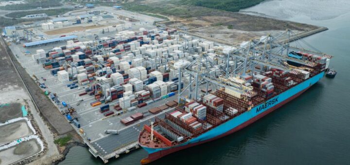 La colaboración entre DP World Posorja y Maersk benefician a Guayaquil como un hub logístico, generando inversiones privadas en obra pública y empleo.