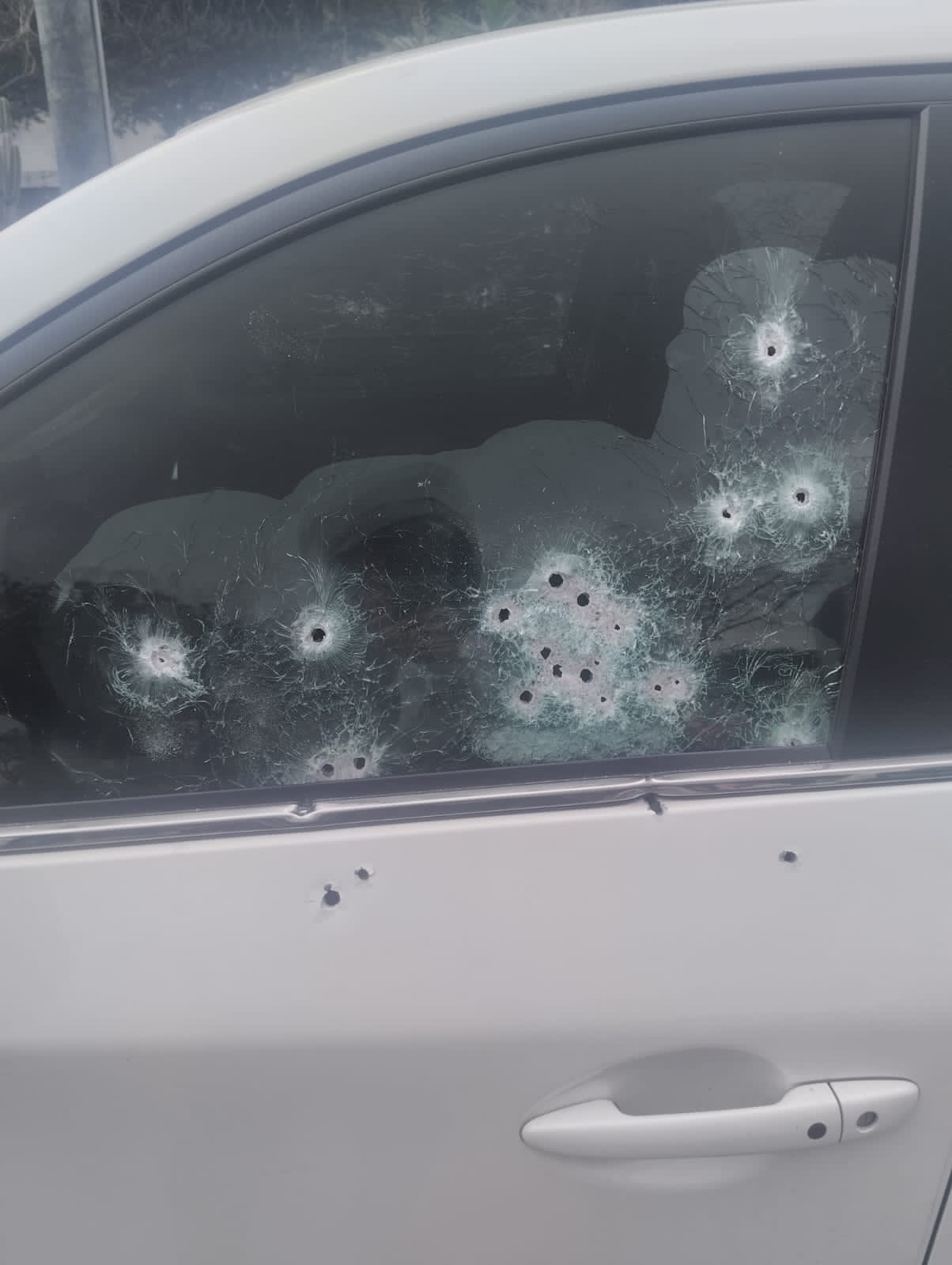 Así quedó la ventana y puerta del vehículo tras el atentado de sicariato que sufrió el fiscal César Suárez.