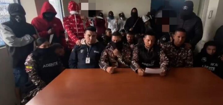 Captura de un video que se grabó en una de las cárceles del Ecuador donde se observa a varios uniformados retenidos y uno de ellos lee un comunicado de los reos.