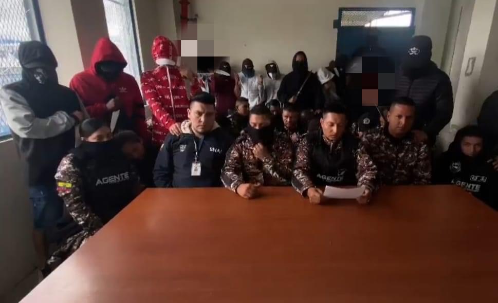 Captura de un video que se grabó en una de las cárceles del Ecuador donde se observa a varios uniformados retenidos y uno de ellos lee un comunicado de los reos.